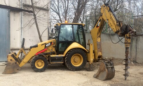 Экскаватор-погрузчик Caterpillar 422F с ямобуром